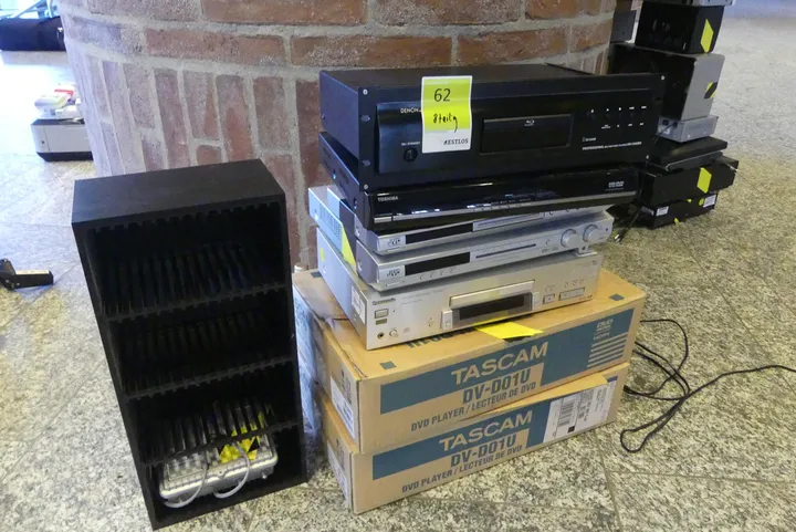 Konvolut Audio-/Videotechnik 8-teilig u. a. Denon Profi-Blu-ray-Player, Toshiba HD-DVD-Player, JVC Receiver/Videogeräte, Tascam Geräte